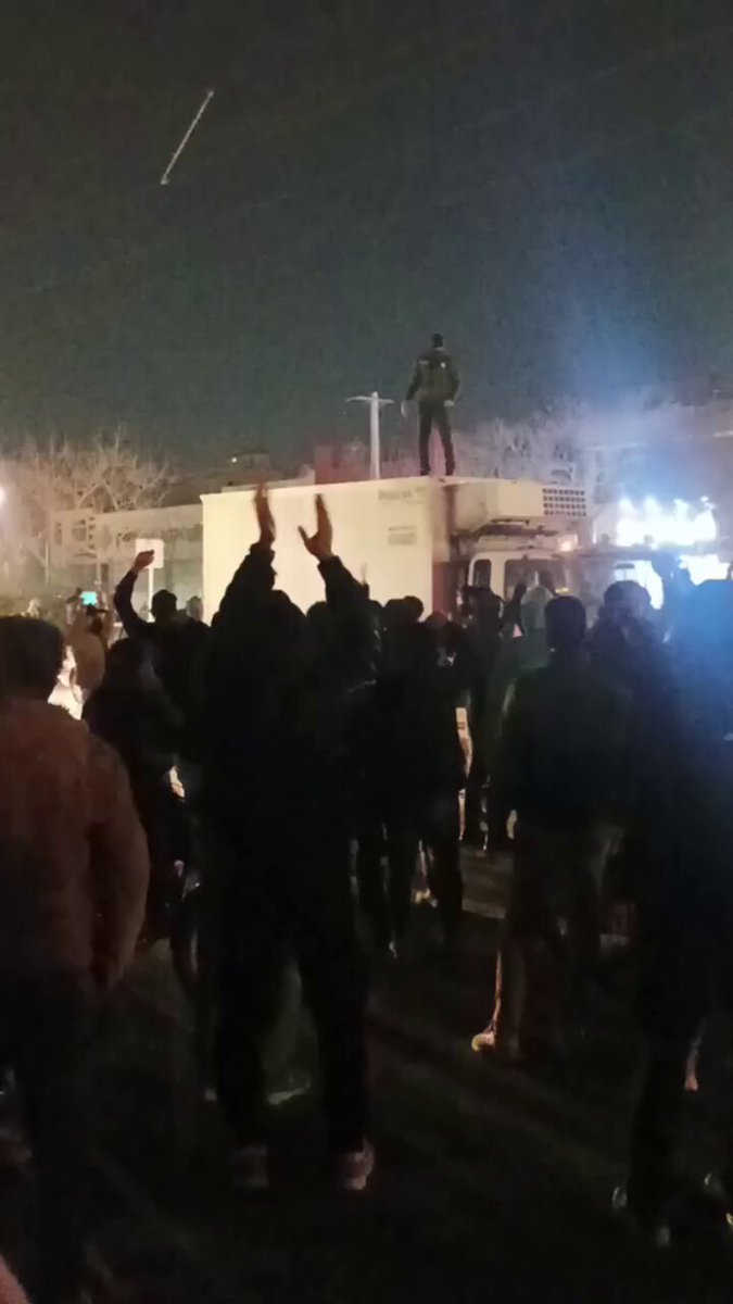 "مرگ بر دیکتاتور!" "این آخرین نبرده،‌ پهلوی برمی‌گرده!" ویدیوهای دریافتی: '#مشهد، طبرسی شمالی، چهارشنبه، ۱۷ دی'