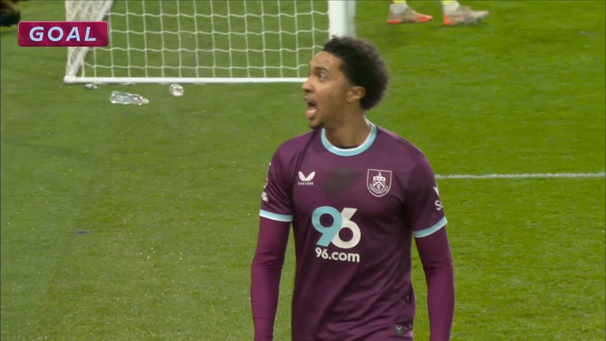 Burnley take lead against Manchester United thanks to a deflection from Ayden Heaven! ⚡️