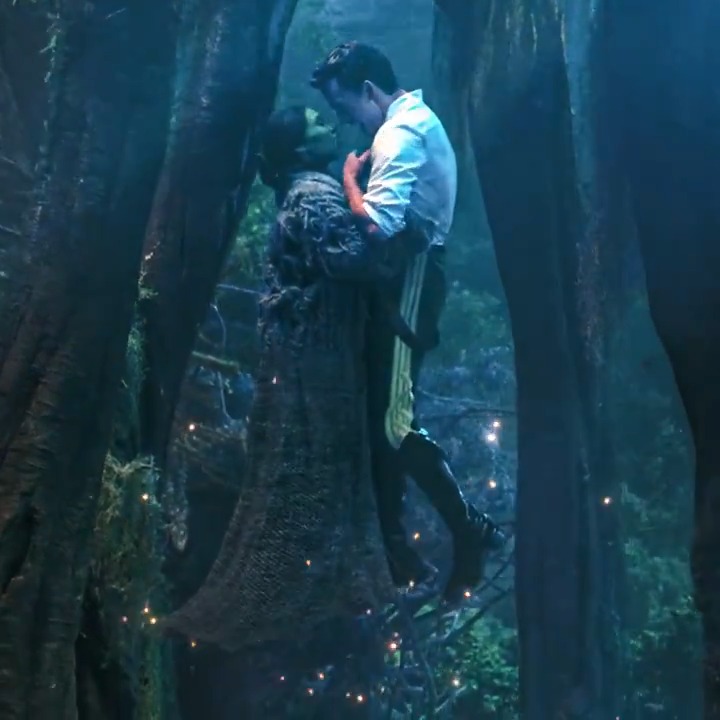 jonathan bailey maintaining masculinity while being carried by a woman (2025)
