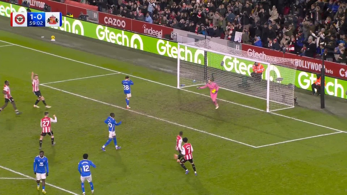 "Catching practice for Kelleher!" 😳 Enzo Le Fée tries a panenka...