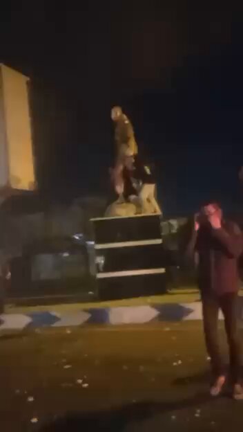 🚨 Breaking: Protesters in Iran toppled the statue of Qasem Soleimani, former head of IRGC Quds Force, which Trump eliminated 👇