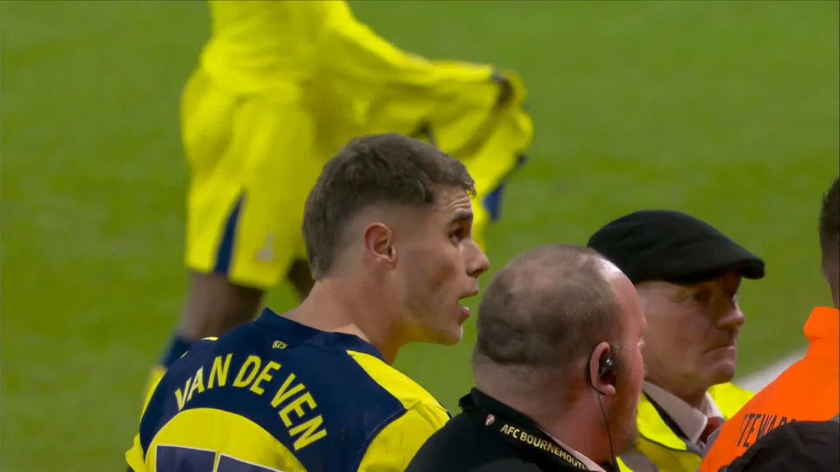 Spurs players clashing with the travelling fans at full-time at the Vitality Stadium 😬