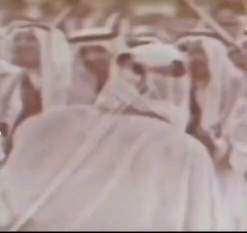 مهبول يا قايل قضت توه عمر دخانها يطرد بها ورع ٍصغير وخيل تقفى حصانها