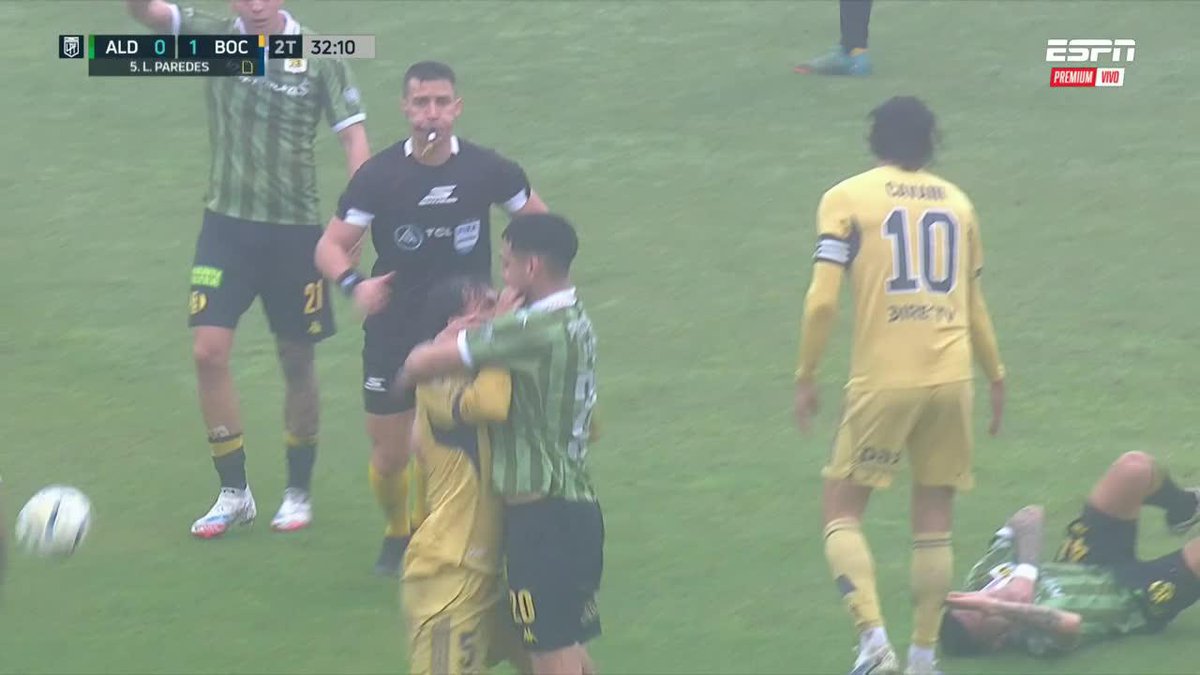 Así tratan a un campeón del mundo en Argentina. Acá en Colombia esperan besos y abrazos en todas las canchas del país para Falcao, cuando ha ganado la módica suma de 0 títulos y se fue hablando mierda de la liga.