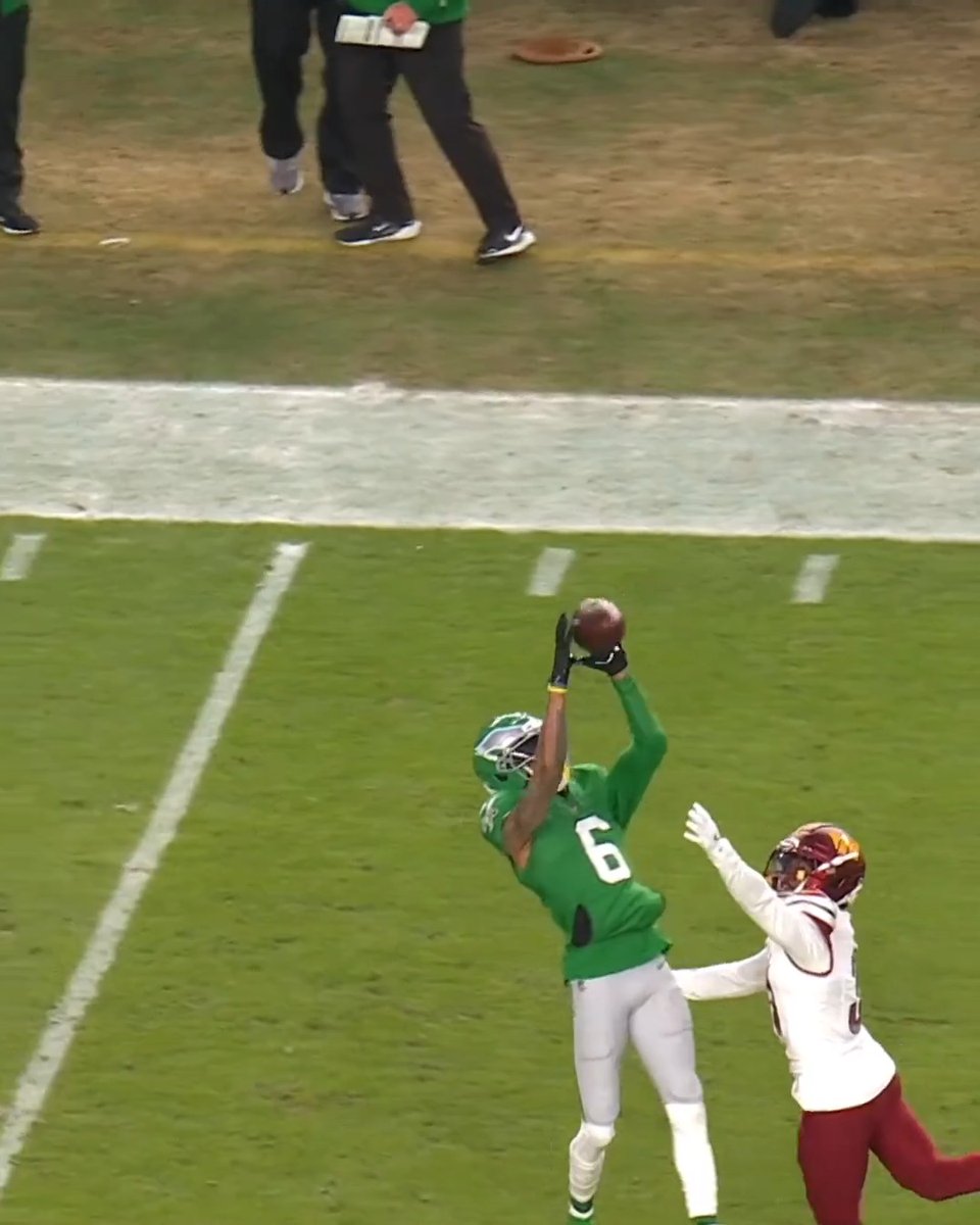 One more highlight-reel type of catch to close out the regular season for DeVonta Smith 🔥 Wingstop