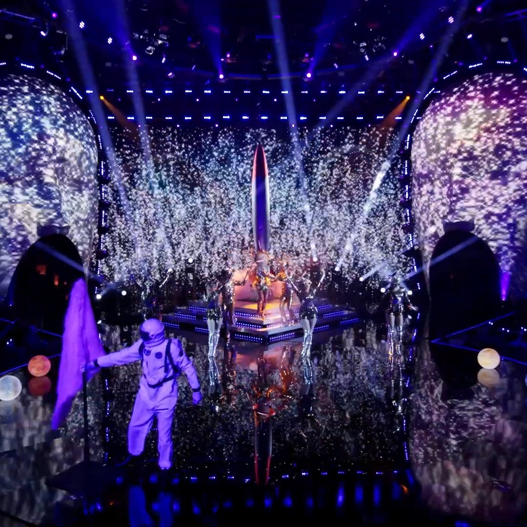 The planets and stars in the sky don't stand a chance next to #GalaxyGirlMask! 🪐 How stellar was that performance? #TheMaskedSinger