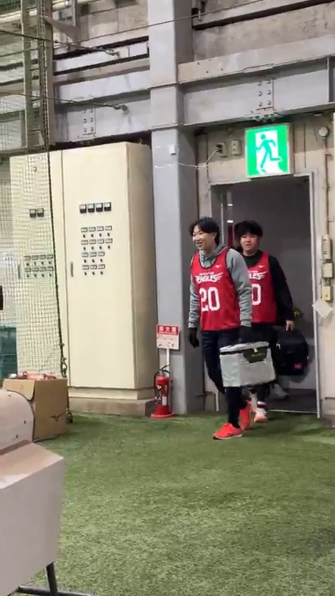 ルーキーたちは今日から本格始動🔥 室内練習場で新人合同自主トレスタートです👊⚾️ #伊藤樹 #繁永晟 #大栄利哉 #伊藤大晟 #九谷瑠 #阪上翔也 #幌村黛汰 #大坪梓恩 #中沢匠磨 #金子京介 #島原大河 #RakutenEagles #ドラフト会議2025
