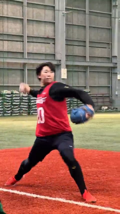 ドラフト2位 #伊藤樹 選手のキャッチボール⚾️ 青色のグローブで練習スタートです💙 #RakutenEagles #ドラフト会議2025