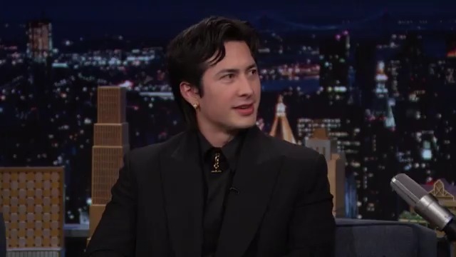 Hudson Williams channels Ilya Rozanov by talking in a Russian accent 😍 #FallonTonight #HudsonOnFallon #HeatedRivalry