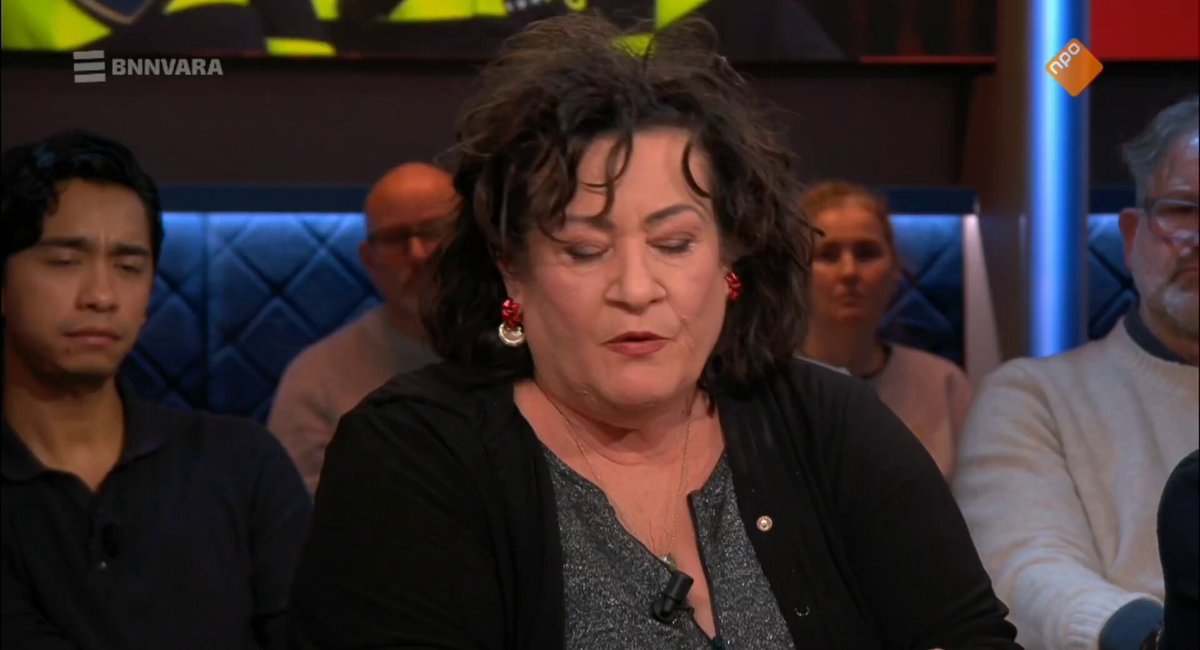 Caroline van der Plas spreekt de waarheid over het vuurwerkverbod: "Het probleem is niet het consumenten vuurwerk. Zolang mensen in België en Duitsland hun vuurwerk kunnen kopen. Als je een verbod doet op consumenten vuurwerk voorkom je dit probleem niet. Iedereen die dat denkt, die leeft in een utopie." "Hier ligt iets veel fundamentelers onder. En dat is een groep mensen in Nederland die gewoon totale lak heeft aan alle regels. We zien het in de trein, conducteurs die in elkaar geslagen worden. We zagen het bij de rellen in Scheveningen. Deze mensen lachen om een vuurwerkverbod." Nine Kooiman(voormalig SP) reageert furieus. Het legale vuurwerk heeft geen rol gespeeld bij de rellen tijdens oud en nieuw. Maar toch moet en zal er een vuurwerkverbod komen.🙈
