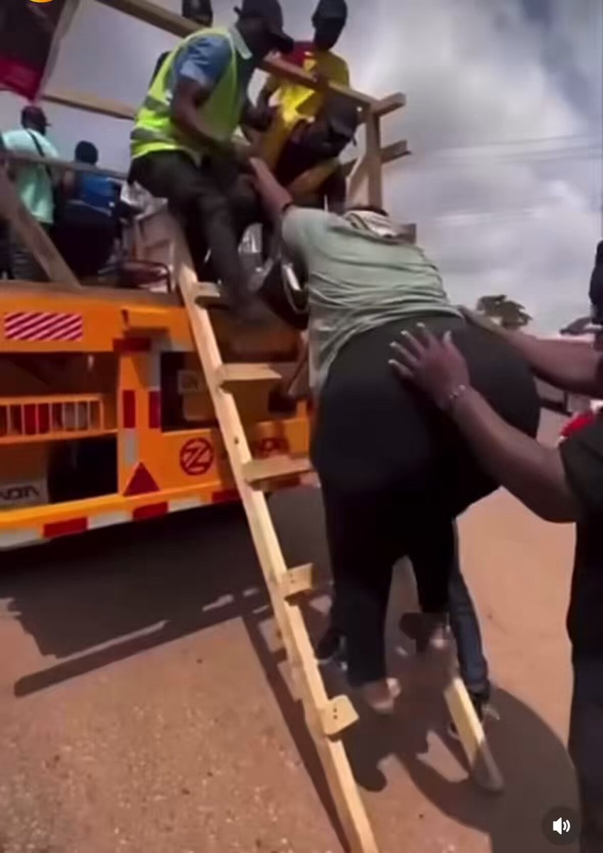 What exactly is that man doing ?🙄