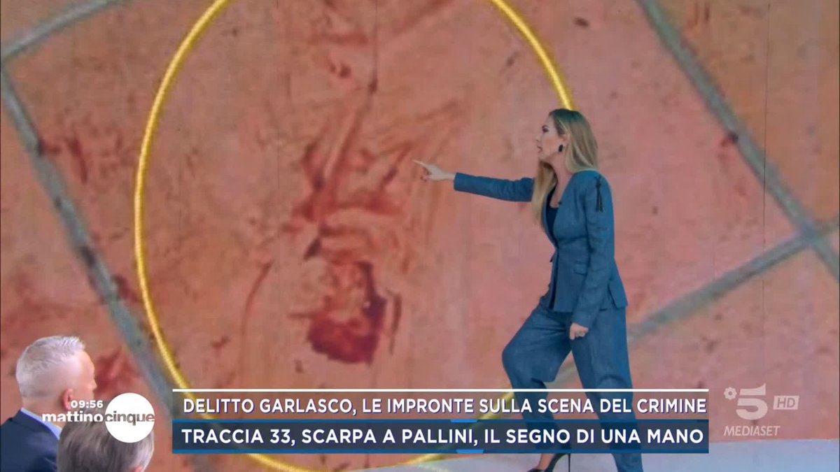#Garlasco, sulla scena del crimine un'impronta triangolo compatibile con la suola delle scarpe consegnate da Stasi? Questa impronta non è stata attenzionata #Mattino5