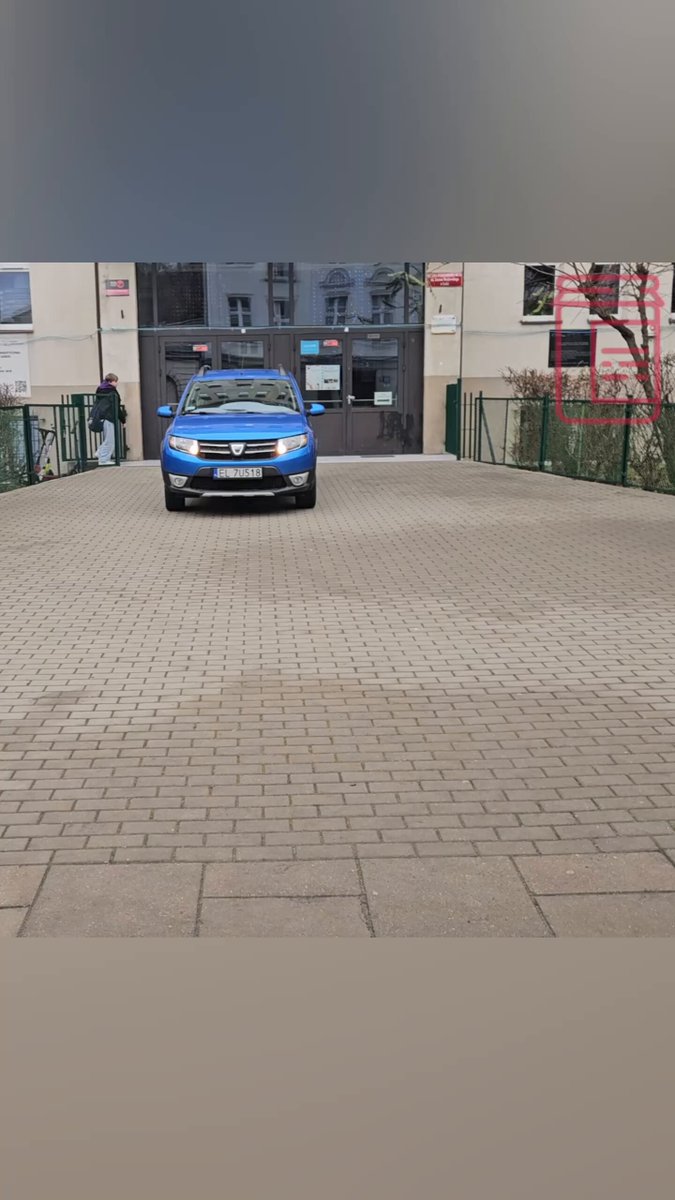 Pod szkołą podstawową w Łodzi niektórym udaje się już podwieźć dzieci do samej ławki. Przypominam, że według taryfikatora jest to 1500 zł i 8 punktów karnych. Lub pouczenie. W tle widzimy nielegalne parkowanie w zatoce autobusowej pod drzwiami Kuratorium.