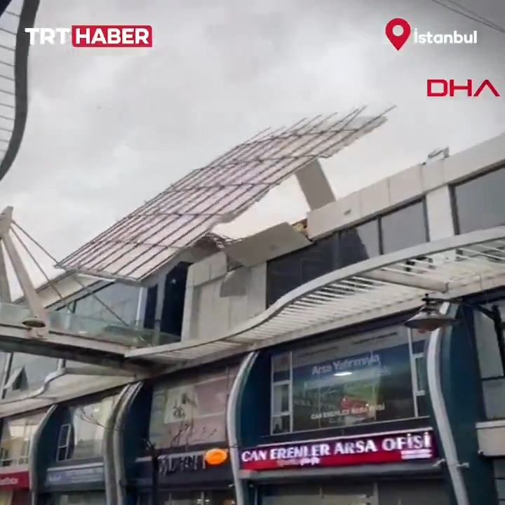 İstanbul Avcılar'da şiddetli rüzgar bir iş yerinin çatısını uçurdu.