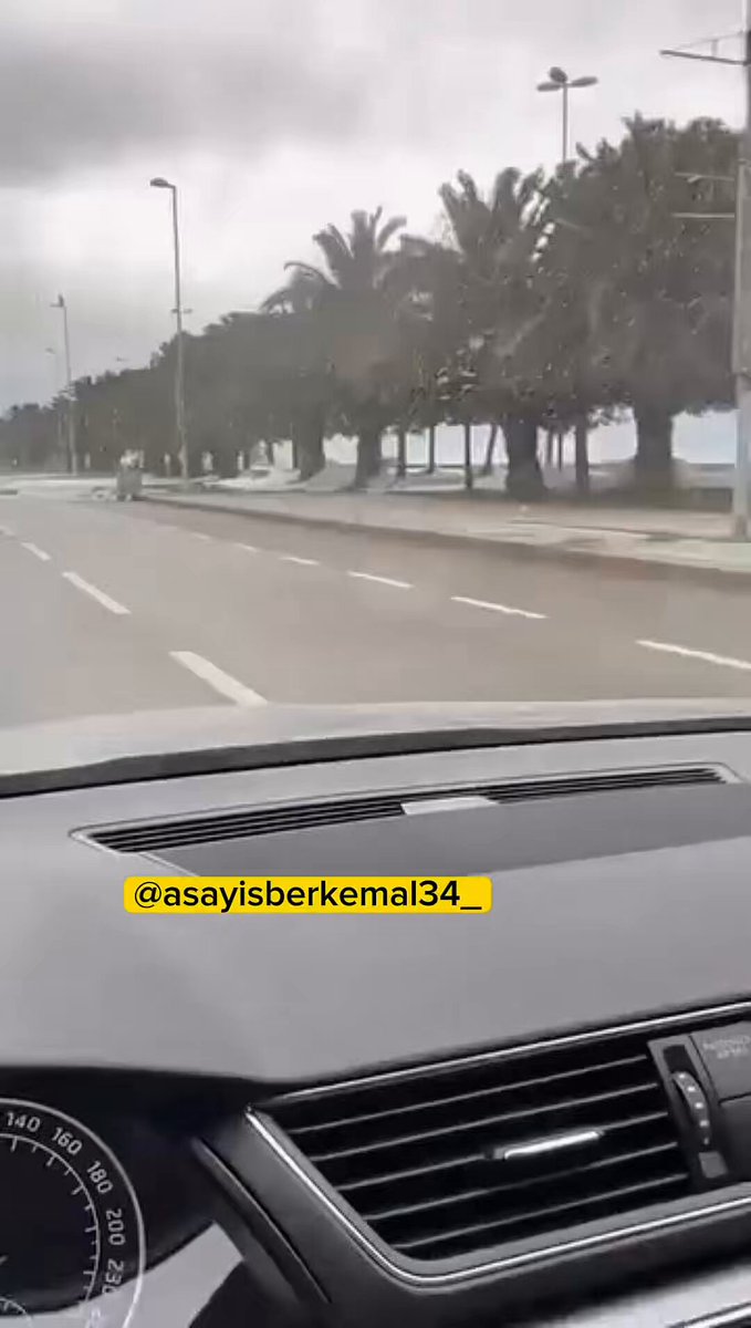 İstanbul’un Kartal ve Tuzla ilçelerinde olumsuz hava koşulları nedeniyle deniz taştı. Kartal’da deniz suyu sahil yoluna dolarken, Tuzla Sahil’de ise teknelerin alabora olduğu görüldü.