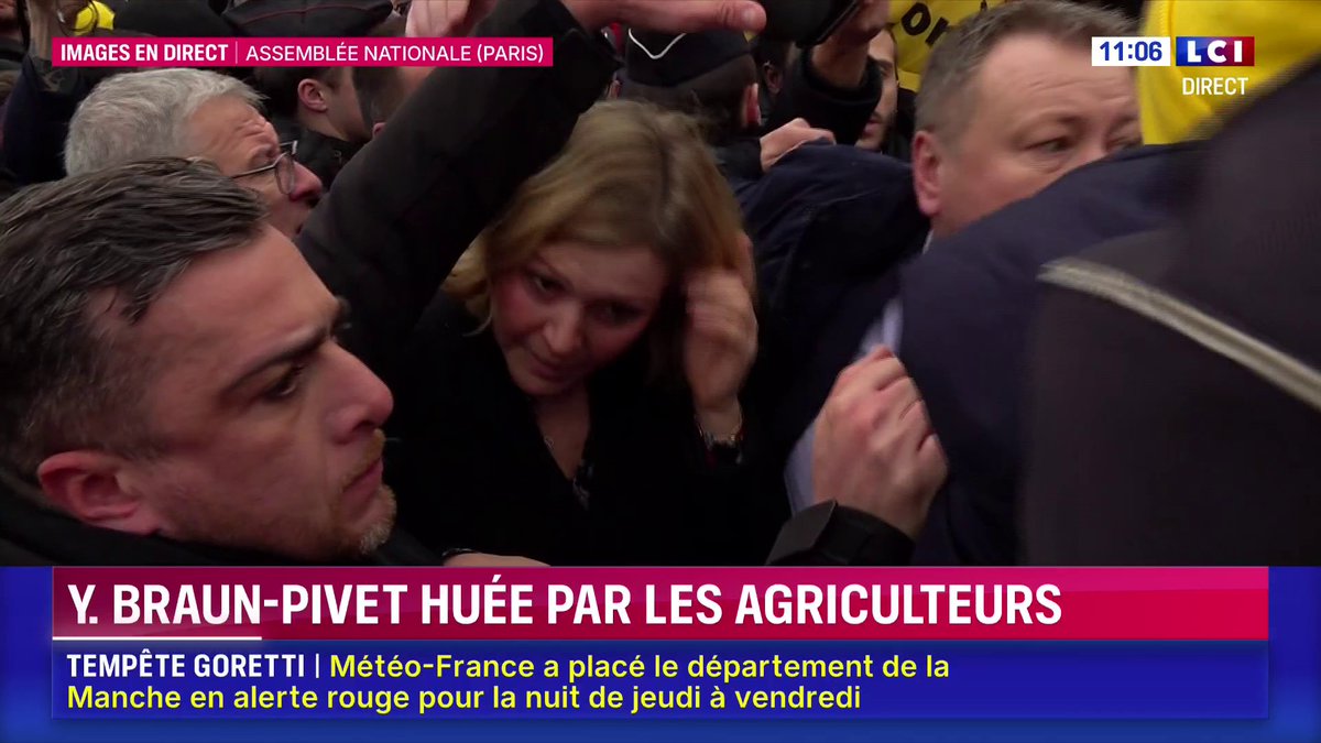 🚨🇫🇷🚜 FLASH | Yaël Braun-Pivet a reçu un "liquide" en plein visage de la part d’un agriculteur devant l’Assemblée nationale. (LCI)