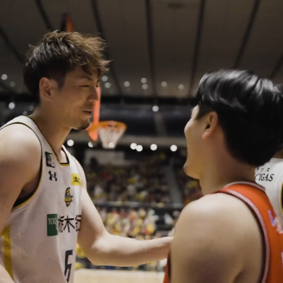 試合後、宇都宮の選手たちへ言葉をかける富樫勇樹。 Yuki Togashi 富樫勇樹 千葉ジェッツふなばし 🛫PAINT IT JETS✨ #天皇杯バスケ #バスケで日本を元気に