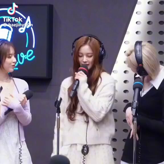 nmixx can’t be a real group😭😭😭