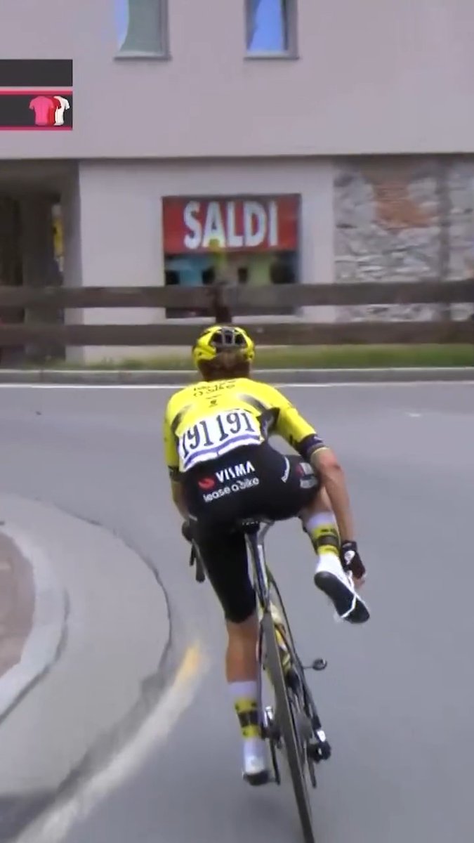 When Marianne Vos expertly changed both her shoes while still on the bike 👟😮‍💨