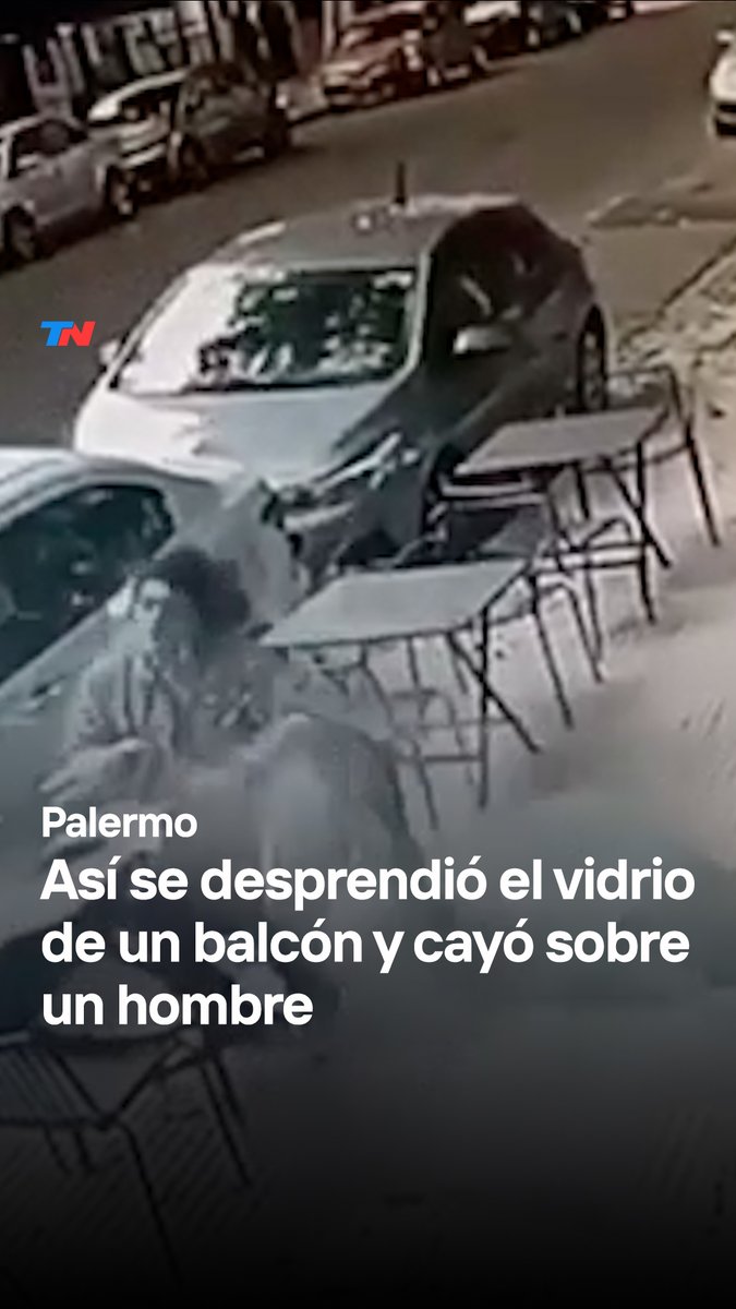 Así se desprendió el vidrio de un balcón y cayó sobre un hombre que estaba sentado en un bar de Palermo. La víctima terminó inconsciente y con heridas, pero está fuera de peligro.