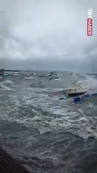 İstanbul'da etkili olan fırtına nedeniyle tekneler battı, çatılar uçtu.