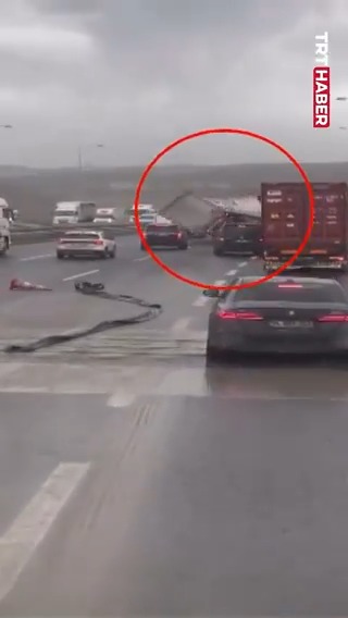 Kocaeli'de etkili olan fırtınada tırlar devrildi.