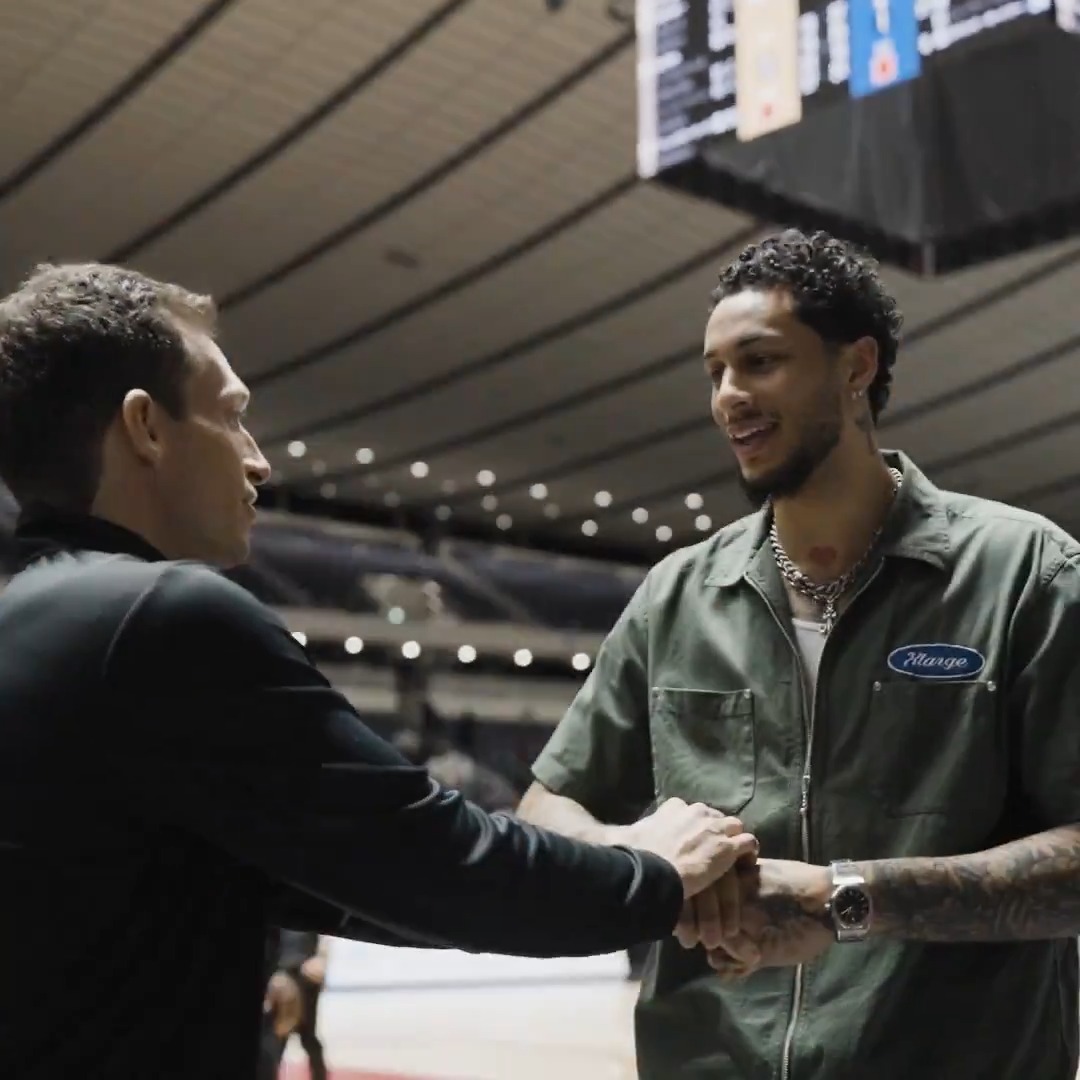 元チームメイトの絆❤️‍🔥 試合後、三河の選手&amp;リッチマンHCが応援席のザック・オーガストの元へ🤝 Z シーホース三河 #天皇杯バスケ #バスケで日本を元気に