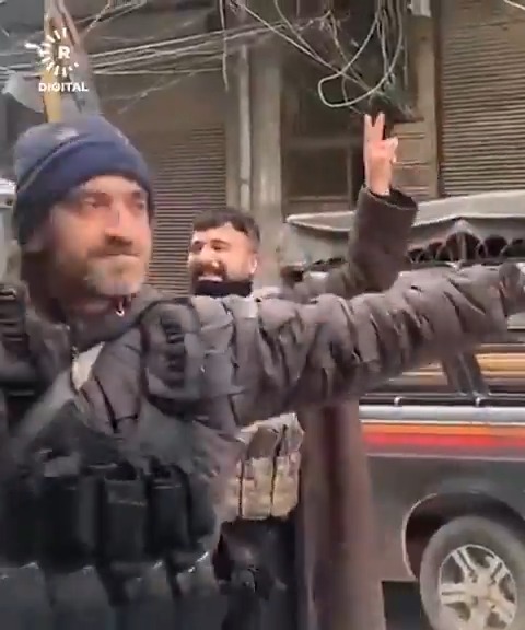 #VİDEO- Halep'te Kürt mahallelerinde Asayiş güçleriyle Suriye ordusu arasında çatışmalar sürüyor Asayiş güçleri, Kürtçe müzikle halay çekip zafer işareti yaptı