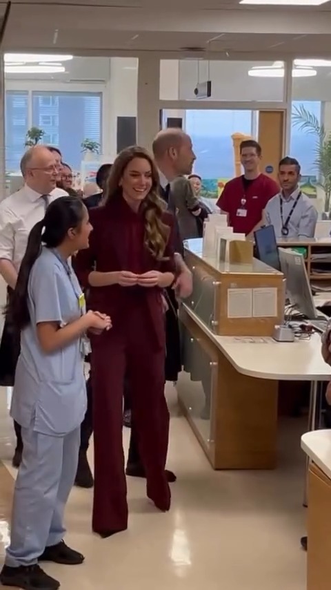 Princess Kate and Prince William made their first outing of 2026 and surprised staff and patients at Charing Cross Hospital ✨ During the visit, Kate bonded with a chemotherapy volunteer who talked to them about how patients and visitors are there "for hours". Kate replied with "I know" before touching William’s arm next to her and saying "We know." The engagement comes just days away from the one year anniversary of Kate announcing that she was in remission from cancer. 📽️ : emilynashhello #PrincessKate #PrinceWilliam #PrinceandPrincessofWales
