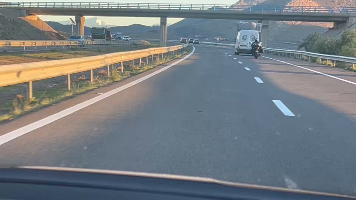 This is the road from #Rabat to #Marrakech in #Maroc #Morocco, a 319km journey, similar in distance from Lagos to Benin. But the difference in the quality of the roads is night and day. World-class in Maroc. #Nigeria? Jankara roads. Shame on us! 😐🥲