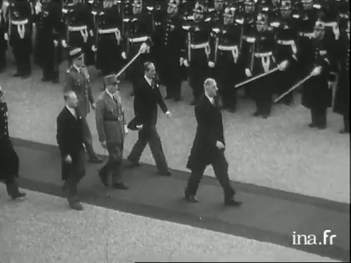 Le 08 Janvier 1959, une République est née. Charles de Gaulle succède à René Coty à la tête de l'État et devient le premier président de la Ve République. Retour en image sur cette cérémonie de passation des pouvoirs, acte fondateur empreint de solennité.