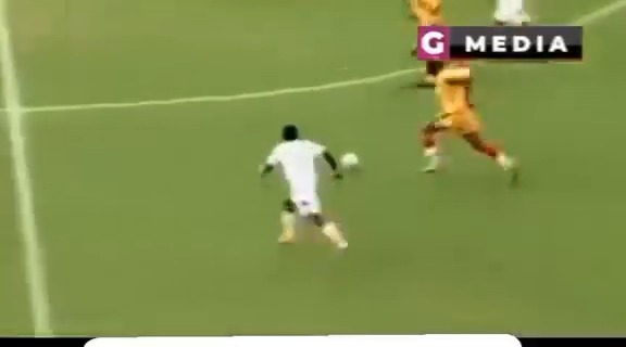 Ronaldo who? ✨ Bernad Dong Bortey was the master of free-kicks. #GPL #GPLThrowback