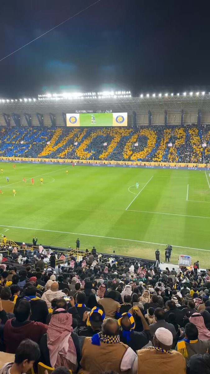 هذه اللوحة ليست بالارجنتين ولا فضاء الألمان انت مع شمس النصر في الأول بارك وتيفو كامل يشرق في سماء الرياض #النصر_القادسية