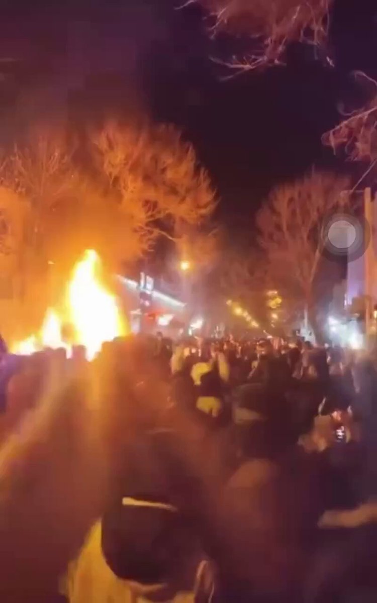 The city of Maragheh joins the popular protests in Iran, with crowds chanting “Death to the dictator.”