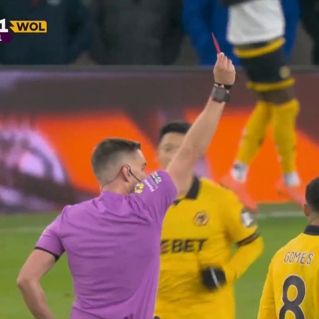 That's one way to get sent off. 😅 Everton's Jack Grealish was shown a second yellow card after sarcastically clapping the referee's call.