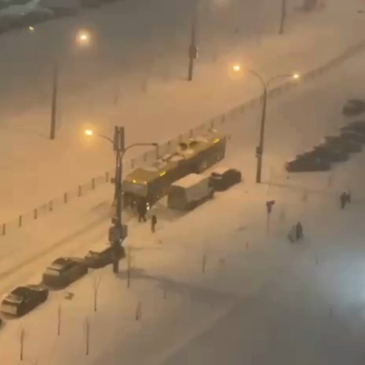 В Минске из-за непогоды автобусу понадобилась помощь пассажиров