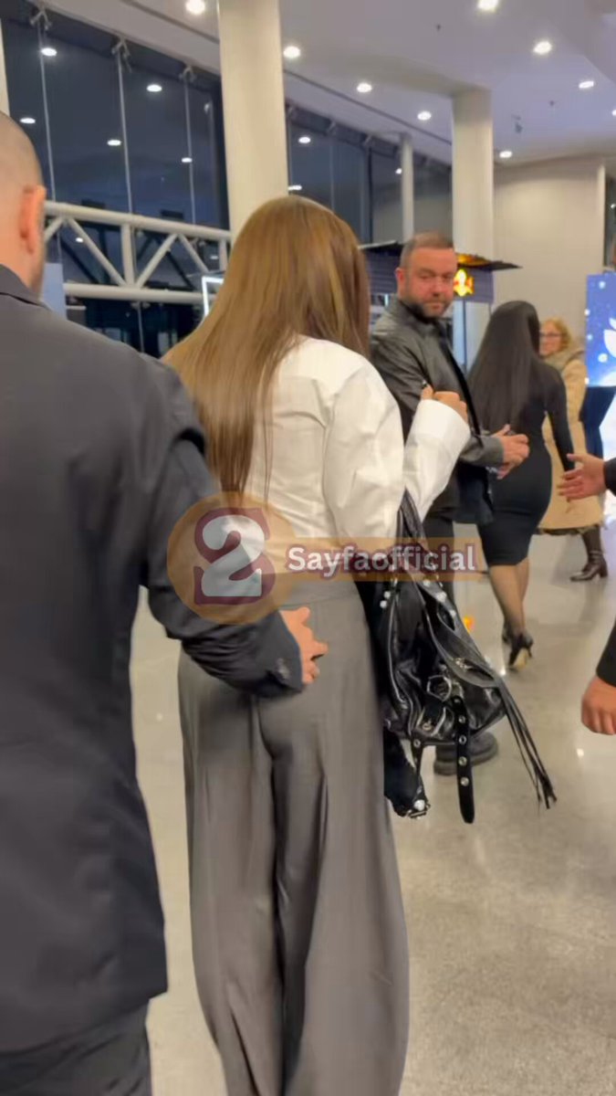 Simge Sağın ile Mehmet Yalçınkaya ödül gecesinde karşılaştı; birbirlerine övgüler yağdırdılar. Okan MERMER