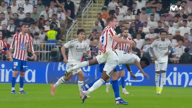 El fuerte choque de Sørloth y Tchouaméni. #LaCasaDelFútbol #superSupercopa