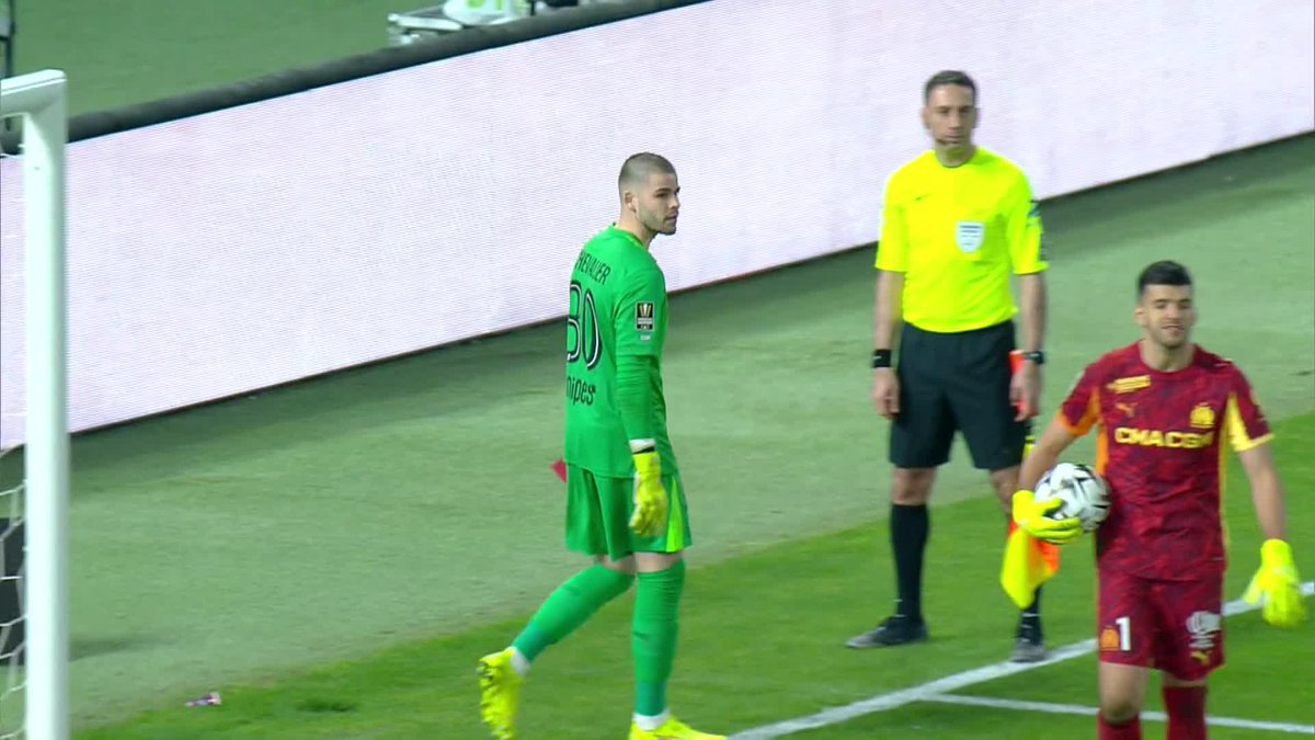 Lucas Chevalier continue son récital ! Premier tir au but stoppé ❌ #TropheeDesChampions