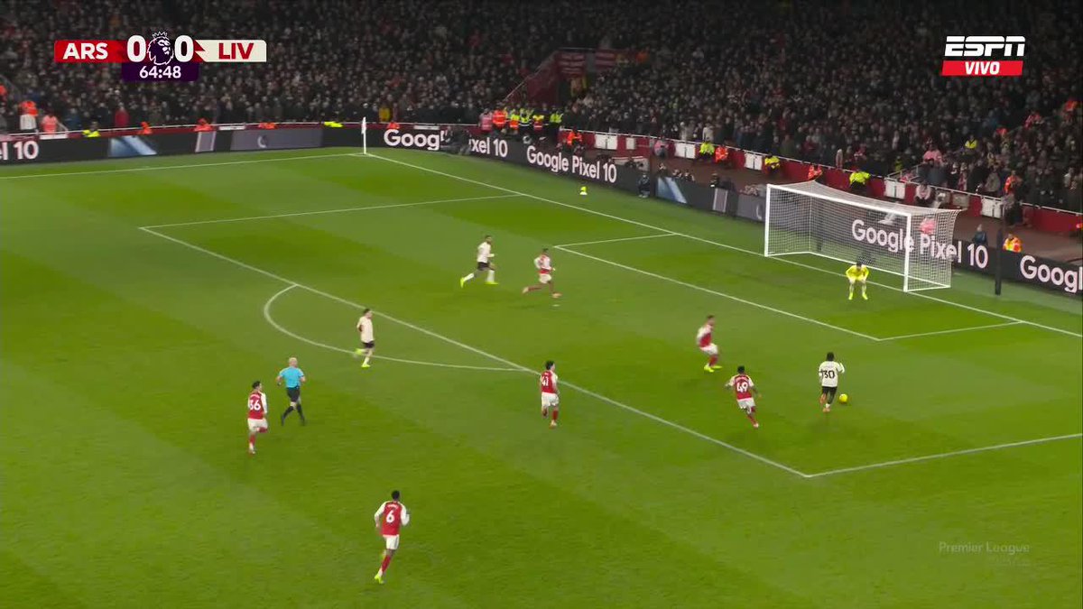¡¿QUÉ HIZO FRIMPONG?! El neerlandés no se animó a pegarle al arco, dio el pase atrás y desperdició una chance clarísima de Liverpool. 📺 Mirá la #PremierLeague por #DisneyPlus Plan Premium
