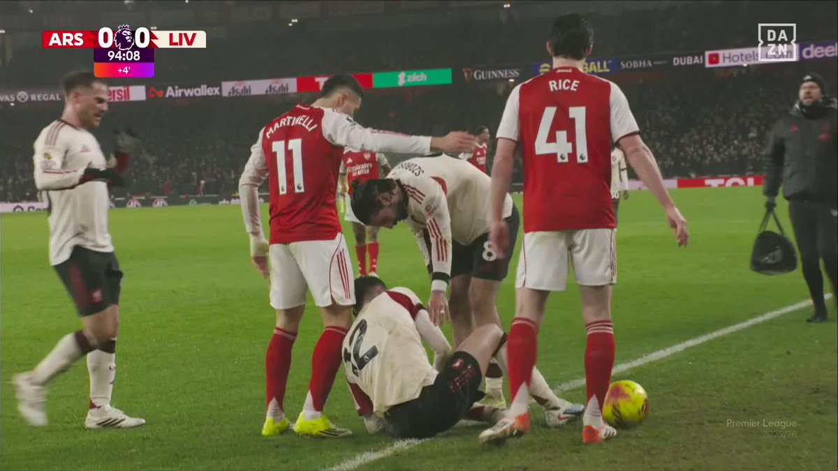 El gesto de Gabriel Martinelli con Conor Bradley cuando el del Liverpool se retorcía de dolor en el césped #PremierLeagueDAZN ⚽🏴