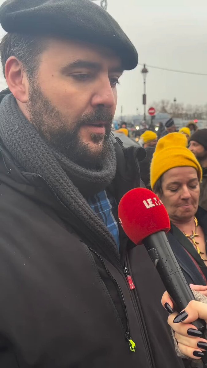« Cette crapule de Nunez affirme que les gendarmes n’ont pas baissé les boucliers. Il faudra qu’il m’explique alors d’où vient l’image de ce gendarme que j’ai pris dans mes bras et que j’ai embrassé. »
