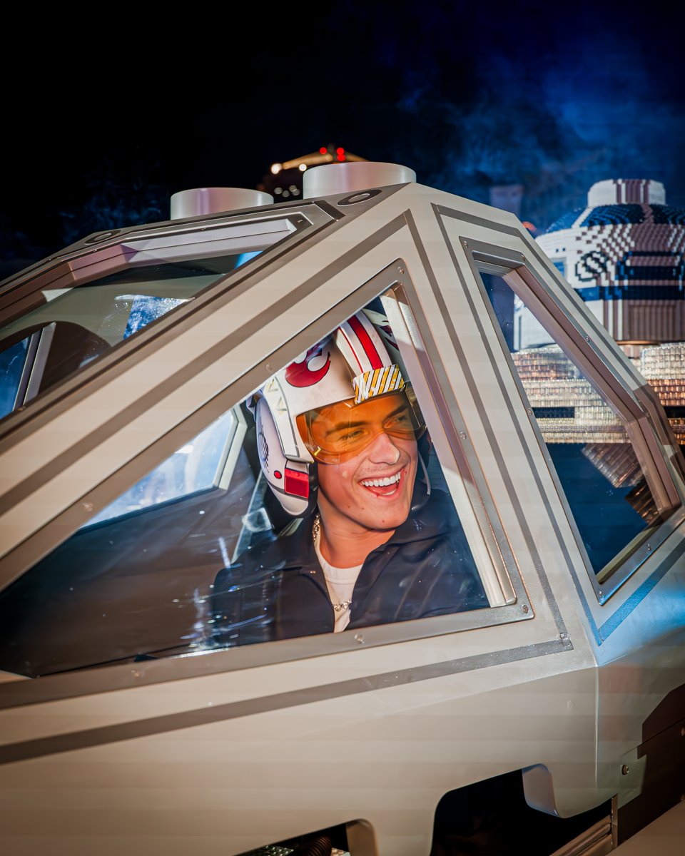 All wings report in. JD6 standing by. Last night, quarterback for the New York Giants, Jaxson Dart lived out his Rebel pilot dream by bringing the brand new LEGO® Smart Brick to life at Sphere in Las Vegas.
