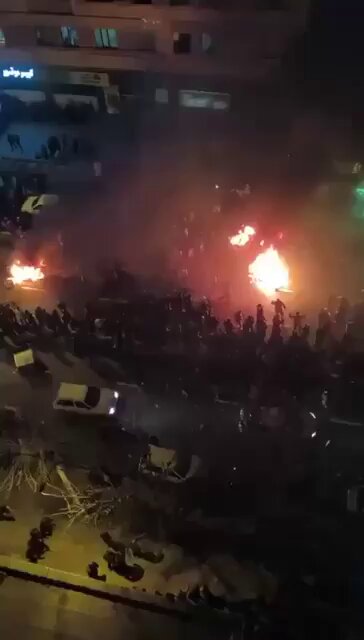 İran için bugün önemli bir gün İran’da şuan devam eden olaylar üzerinden rejim değişiyor demek erkenci bir tavır özellikle bugünü görmek gerekiyor İran rejimi açısından Protestolar şiddete dönüşme meselesi nedir. Bunu görmek gerekiyor. Bugün yönetimi destekleyenler sahaya çıkarılacak. Burada ne olacak ona bakmak lazım İran Yargı Erki Başkanı Gulam Hüseyin Muhsini Ejei: "Bu sefer farklı... Bu kez hiçbir mazeret kalmadı. Bu defa durum, 2019 veya 2022 yılındaki bazı olaylardan farklıdır.Düşman resmen desteğini ilan etmiş durumda. Halka ve ailelere şunları söylüyorum: Bu kez kimseye müsamaha gösterilmeyecek.” Rejim hala müdahale etmedi. Neyi bekliyor sorusu önemlidir İran rejimini tanıyanlar geçmiş dönemlerde olduğu gibi güvenlik güçleri ve istihbaratın protestocular içindeki “kilit”unsurları tespit etmek ve tutuklamak için şimdilik izlemeyle yetindiğini ifade ediyorlar Ordu yada güvenlik bürokrasisi saf değiştirmiş değil, bizzat sistemin içinde gidişattan rahatsız kişi ve kliklerin farklı bir tutun takındığıyla ilgili bilgi sahibi değiliz İran’daki gösterilerde bir Yeşil Hareket ya da Mahsa Emini protestosu kadar ciddi kalabalıkların toplandığını söylemek şuan güç. Protestoların olduğu yer sayısı fazla ama daha çok gençlerden oluşan gruplar sahada Devam eden göstericilerde ağırlıklı olarak 18-30 yaş arası gençleri görüyoruz. Bunlar İran İslam Devrimi’ni de Şah dönemini yaşamaya gençler. O nedenle gençlerin taleplerini ideolojik tartışmaların farklı bir yerinde değerlendirmek gerekiyor. Onlara göre “İran'daki olayların müsebbibi ne ABD ne de İsrail'dir. Bizzat devlet eliyle tesis edilmiş oligarşik düzendir. Bu rantçı düzen devlet eliyle yönetiliyor. “ Bu düzenin değişmesini istiyorlar Gösterilerde bir diğer sorun karizmatik bir liderin ortaya çıkamamasıdır. Trump bile Şah’ın oğlunun beklentiyi karşılamadığını çok net ifade ediyor. Gösterilerde lider sorunu aşılmış değil. Evet İran’da protestolar var, buradan düştü düşüyor değerlendirmesi yapmak için çok erken. Geçmiş dönemde bunlardan daha kitlesel eylemler yapıldı ama belli zaman sonra kontrol altında tutuldu Bu sefer durum diğerlerinden farklı doğrudur biz sahadaki protestocuları görüyoruz. Rejimi ve onu destekleyen grupları ve İran Derin devletini hala sahada görmüş değiliz O nedenle bugün Cuma İmamlarının vereceği mesaj ve destekleyicilerini nasıl yönlendireceklerini görmemiz gerekiyor