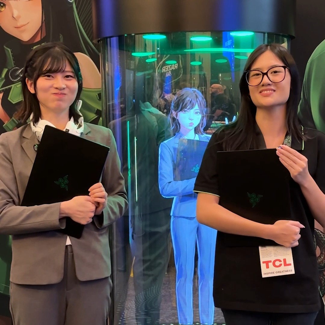 We’re reunited with 荒木 佐保里(SAO) at #CES2026Razer, and she’s teaching us how to do her iconic office pose, found in Razer Project AVA. Did we nail it? 😗✨ #RazerCES2026 Reserve your spot for Razer Project AVA today at
