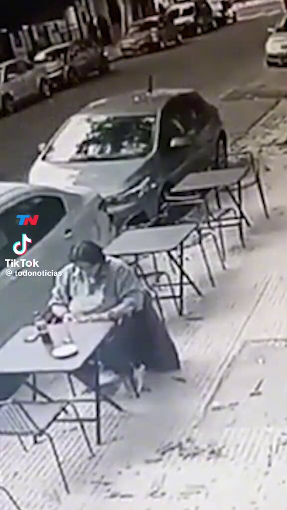 Así se desprendió el vidrio de un balcón y cayó sobre un hombre que estaba sentado en un bar de Palermo. La víctima terminó inconsciente y con heridas, pero está fuera de peligro.