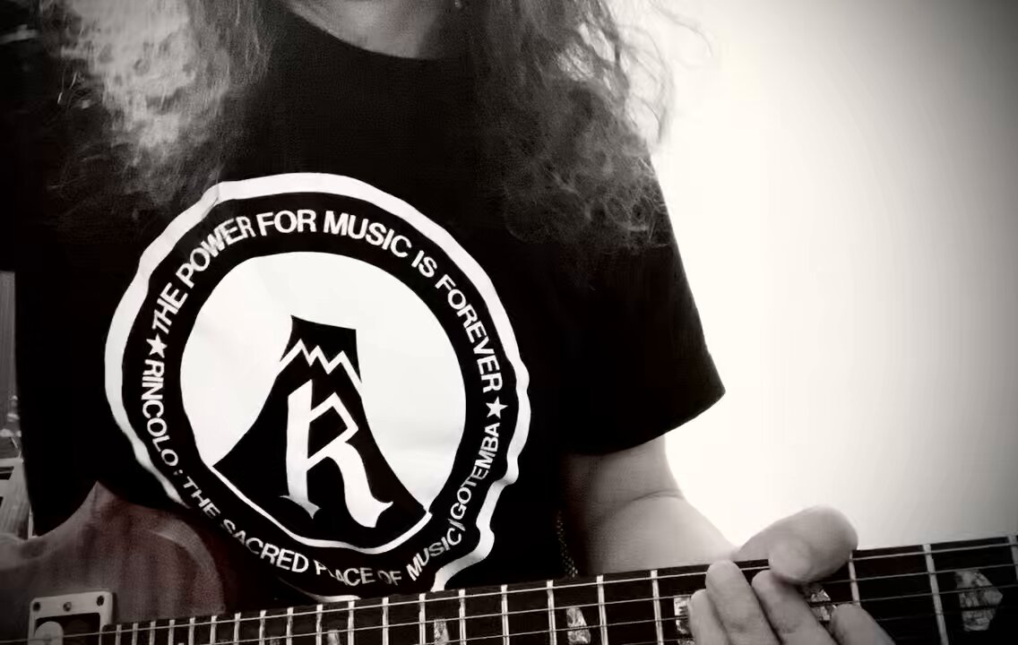 ジミー・ペイジ、今日で81歳㊗️ 高一の頃、学校の放送室で佐野史郎から初めてZepのシングル『Good Times Bad Times』を聴かせてもらい、それまで聴いたこともないスタイルのロックに驚き、やがてどっぷりとZepにハマりました。そのギタープレイヤーとルックスのカッコ良さは当時群を抜いていたな〜👍