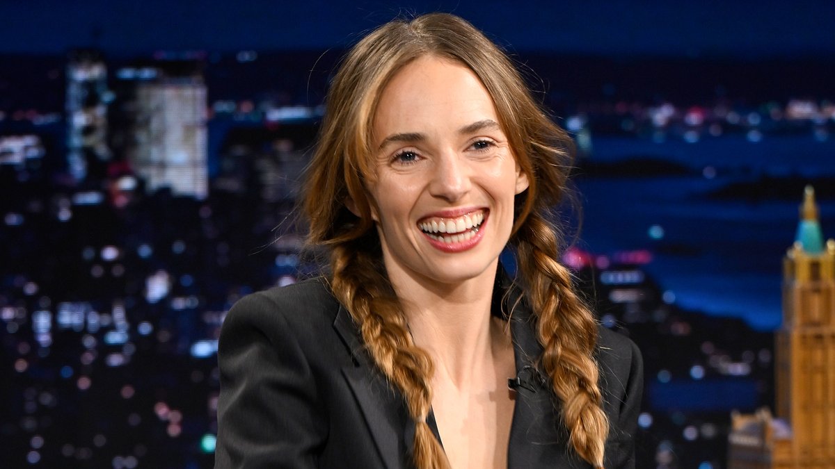 Maya Hawke thought Vecna would kill Robin in stranger things because “people were sick of hearing [her] talk” 🤣 #FallonTonight #StrangerThingsOnFallon