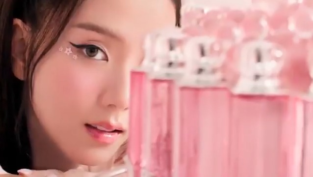 【本日1/9(金)20時-ライブ配信も】 キャンディ カラーに輝く、スイートな香り。ディオール アディクトから3つの新フレグランスが登場。 本日20時から本製品やスプリング コレクションをご紹介するライブを配信。 視聴者特典もご用意しているライブをお見逃しなく。 ▼詳細は動画をタップ