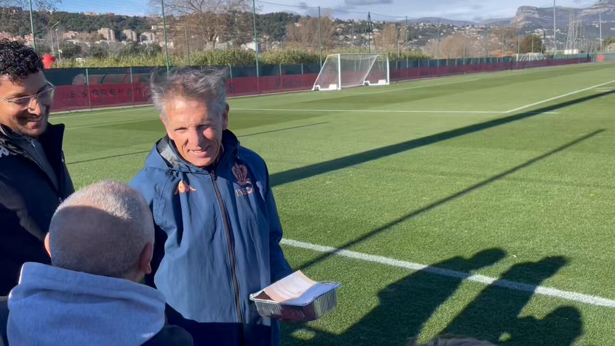 🔴⚫️ Bain de foule pour Claude Puel a la fin de l’entrainement ouvert au public Discussion avec le célèbre Georges, échanges avec les supporters « Ca met de l’huile dans les rouages » dit le coach